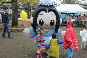 さくやちゃんと戯れる子ども達