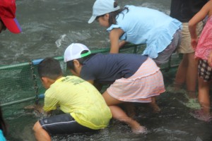 冷たい川なのに全然平気のようです。