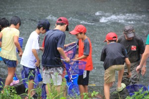 どしゃ降りの雨の中でも水中生物の観察に夢中です。