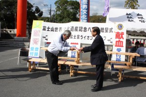 50基の手造りベンチを富士宮市に寄贈しました。