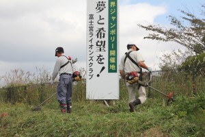 広告塔看板周辺の草刈り