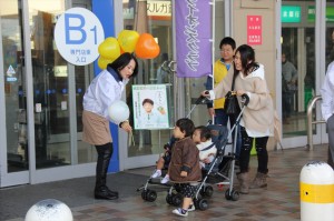 小川幹事も親子連れにハイ！どうぞ！