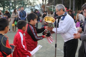 後藤会長よりライオンズカップ授与