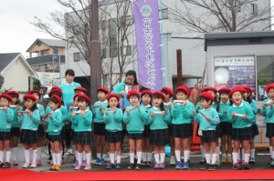 オープニングセレモニーに花を添えたリーチェル幼稚園の皆さん