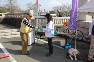 盲導犬募金を行うL高山