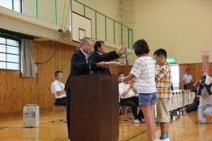 子供たちにタオルをプレゼント