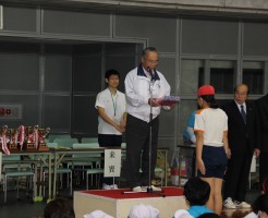 渡井会長から児童へ参加記念品が贈呈されました