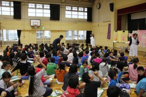 小学生向けにわかりやすく話された助産師の深澤先生