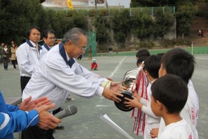 渡井会長より優勝カップの授与