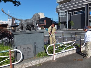 除草作業とライオンの雄叫び