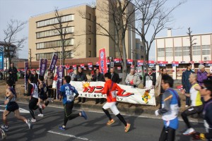 横断幕を広げて選手を応援