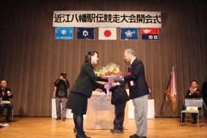 花束を受け取る渡井会長