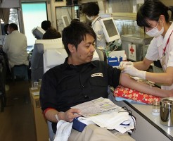 献血を行うPR副委員長 L渡邉