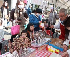 かわいいバナナにかわいい子供、変なおじさんが一人います