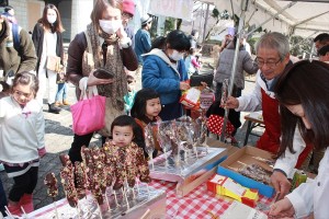 かわいいバナナにかわいい子供、変なおじさんが一人います