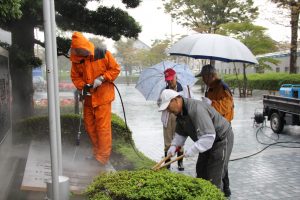 雨中での作業（市役所前）